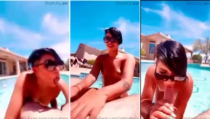 Annabgo Desnuda Realizando Sexo Oral en la Piscina