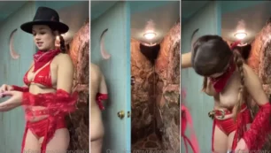 Dare Taylor viste un traje de vaquero y posa con un sombrero, mostrando su suave coño y sus firmes pechos