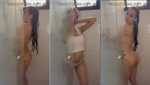 Julia cutie se desnuda aplicándose crema en el cuerpo dentro del baño