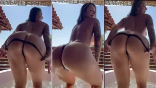 Karol Rosalin, famosa del OnlyFans, mostrando su swing en la bañera sin bragas