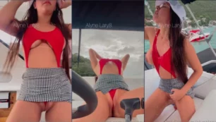 La caliente Alyne Lary seduciendo con un bikini cortado en su coño