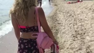 La caliente Arya Holes es pillada teniendo sexo en una playa llena de gente y recibe una sorpresa por el culo