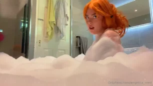 La caliente pelirroja Angelica Reed disfrutando de un relajante baño en la bañera llena de espuma y meneando el culo con mucha excitación