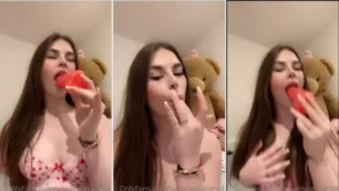 LaurenAlexisgold, una joven con atributos voluptuosos disfrutando de un consolador grande de material flexible