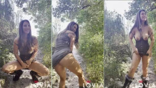 Levantándose la falda y tocándose en medio del bosque, la traviesa Eva Lovia se excita