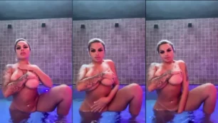 Mara, la rubia tetona, se masturba con placer en la bañera