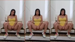 Martina Smith famosa de OnlyFans se masturba con un vestidito sin braguitas