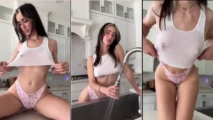 Natalie Roush, famosa de OnlyFans mostrando sus hermosos pechos mojados