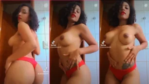 Amanda Luz, la famosa estrella de tiktok, aparece en un vídeo en el que se revuelca en ropa interior con el pecho al descubierto