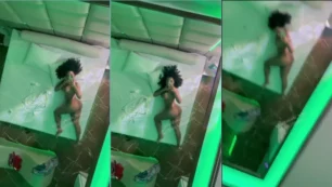 Amanda Luz yace en la cama sin ropa frente al espejo