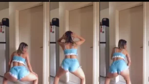 Bailando con sensualidad en ropa de dormir, moviendo su trasero con pasión y deseo