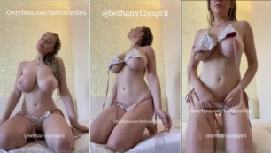 Bethanylilyapril, la ardiente rubia, luce sus preciosos pezones mientras se quita el sujetador y sacude las tetas