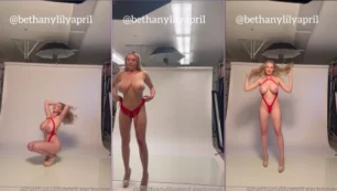 Bethanylilyapril muestra sus pezones en una fotografía mientras ha realizado en un outfit de bikini rojo y está posando espectacular