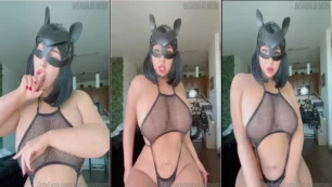 BishoujoMom aparece como Catwoman, apretando sus tetas y chupándose los dedos