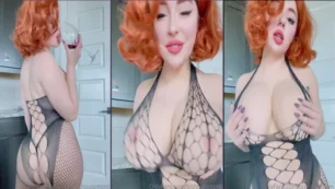 BishoujoMom, luciendo un conjunto muy sexy lleno de recortes, gira su gran culo y baila provocativamente para la cámara