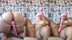 Durante la interpretación de cosplay del personaje de Darling in the Franxx, la perra Devil Kaly emplea el vibrador para estimular su excitado coño