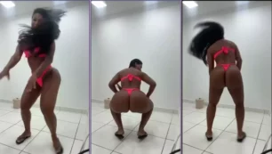 Etiene Félix disfrutando de la música funk con su traje de baño destacando su prominente trasero