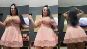 Josy Vania, con un vestido corto, juega traviesamente con su gran corona de cola