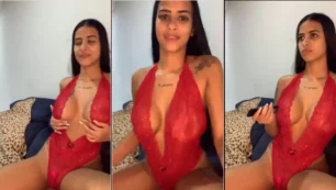 La morena Kelly Oliveira se sensualiza con unas provocativas bragas mientras usa un vibrador para divertirse