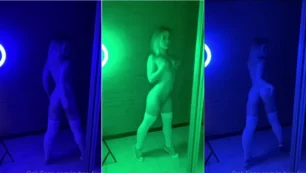 La sensual Cyber Fox, una hermosa rubia, exhibiendo su cuerpo sin ropa, mostrando su trasero y senos firmes