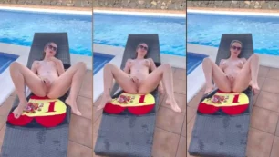 Mujer flaca es captada masturbándose junto a la piscina en video casero