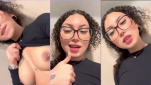 Mujer joven, influencer en TikTok, exhibiendo sus pechos al natural con un piercing en el pezón