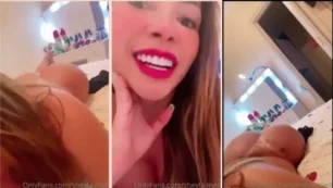 Sheyla Mell haciendo twerking con su gran culo tumbada en la cama