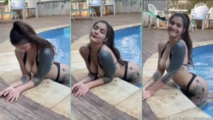 Svetlanna exhibiendo sus voluptuosos senos en la piscina