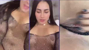 Yara Mendes de Brasil exhibiendo su atractiva zona íntima con una expresión seductora