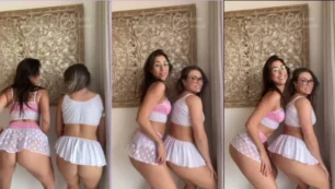 Esa chica Sissa que baila twerking con una falda corta junto a su atractiva madre