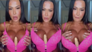 Gracyanne Barbosa atreviéndose con un vibrador entre sus enormes tetas