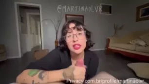 Martina Olvr masturbando a su novio con ganas de lo que tiene para dar