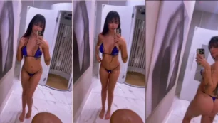 Mostrando su pequeña marca solar, Playmatemahiza presume su bronceado sin ropa