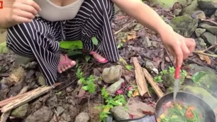 Práctica del esquí en polvo salvaje al aire libre con lavado en una riada de montaña posteriormente