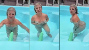 Reina sensual divirtiéndose en la piscina con un juguete para adultos