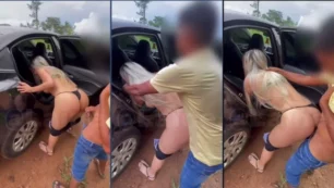 Rubia caliente divirtiéndose con dos chicos al costado de la carretera