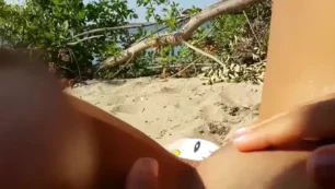 Una novia nudista se estimula en la playa desde la perspectiva femenina