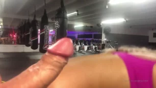 Abella Danger follando caliente y mamada en el gimnasio en vídeo porno casero