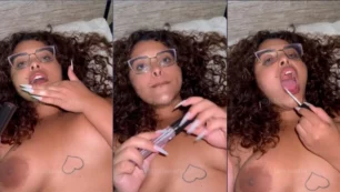 Juliana Coxta desnuda divirtiéndose con dos dedos de su pareja en su coño