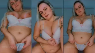 La sexy rubia Gabyzinha se sensualiza con las bragas metidas en el coño