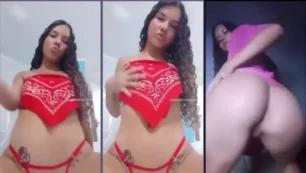 Chica safada se conecta de manera provocativa y sensual para complacerse estimulando su zona íntima depilada