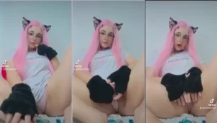 Joven tiktokker Mini Snail ajustándose las bragas en el trasero