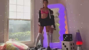 Rachel Cook muestra su nudez completa en un striptease frente al espejo