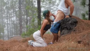 Anna Ralphs filtró un video en el que se le ve practicando sexo oral y recibiendo eyaculación en un entorno natural al aire libre