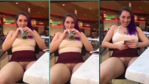 Foto de hermosa mujer mostrando su coño con falda corta y sin bragas en el centro comercial