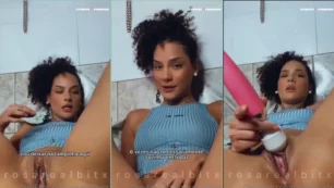 Influencer of OnlyFans Real Pink se divierte y está satisfecho con el vibrador en el coño