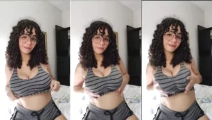 Jovencita de pelo oscuro y grandes pechos estimulando sus grandes pezones naturales