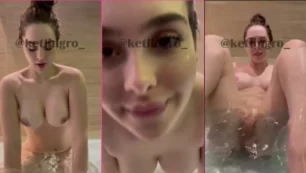 Jovencita desnuda en la bañera mostrando sus enormes tetas mientras se estimula