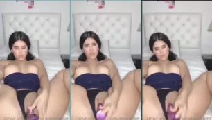 La joven Michelle Rabbit se divierte con un vibrador en el coño y las bragas a un lado