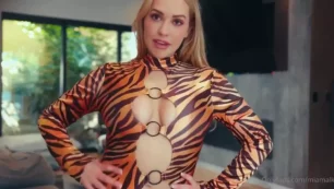 Mia Malkova muestra su cosplay desnuda en un video filtrado de OnlyFans